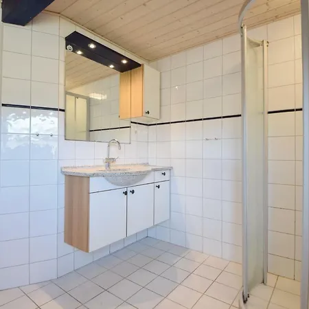 Four-bedroom Holiday In בית נופש בלבאנד